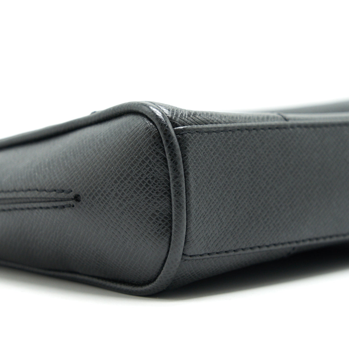 LOUIS VUITTON MEN'S MESSENGER BAG IN BLACK