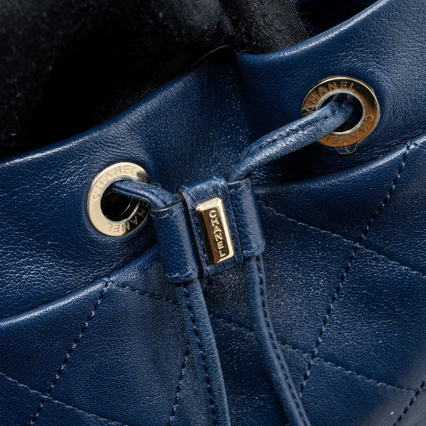 CHANEL DRAWSTRING BACKPACK LAMBSKIN / GRAINED CALFSKIN DARK BLUE LGHW