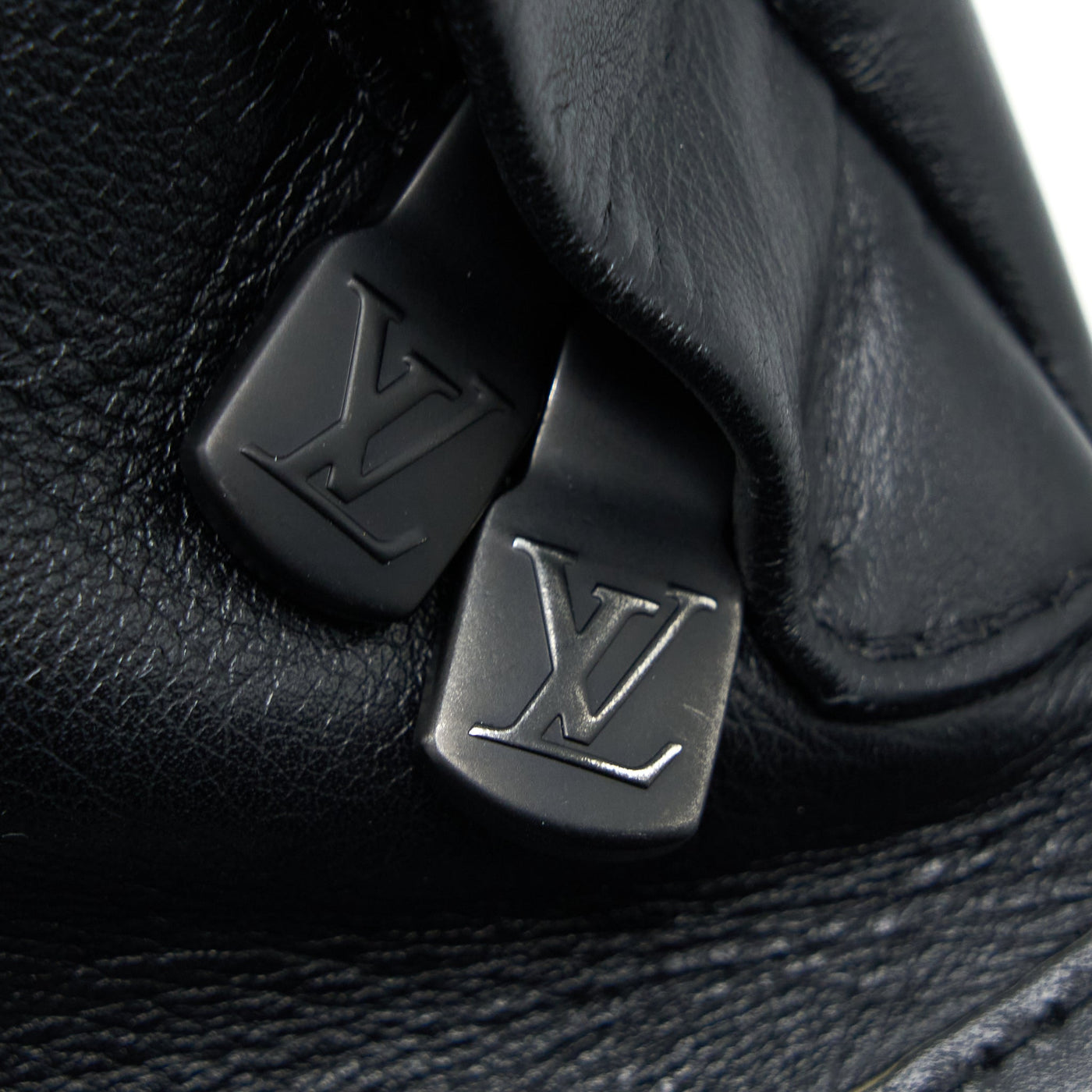LOUIS VUITTON DISCOVERY BUMBAG PM MONOGRAM SHADOW CALFSKIN BLACK/BLACK HARDWARE