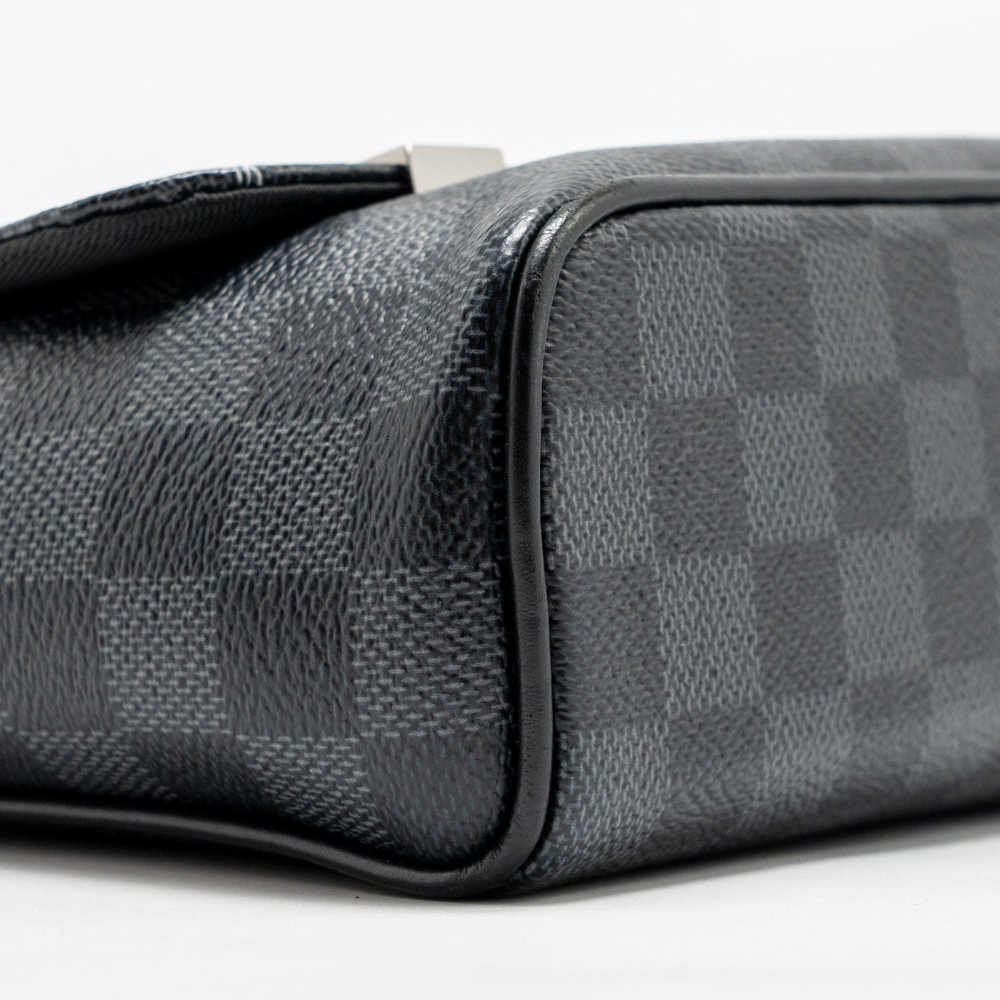 LOUIS VUITTON WORLD MAP DISTRICT MESSENGER BAG DAMIER GRAPHITE CANVAS SHW