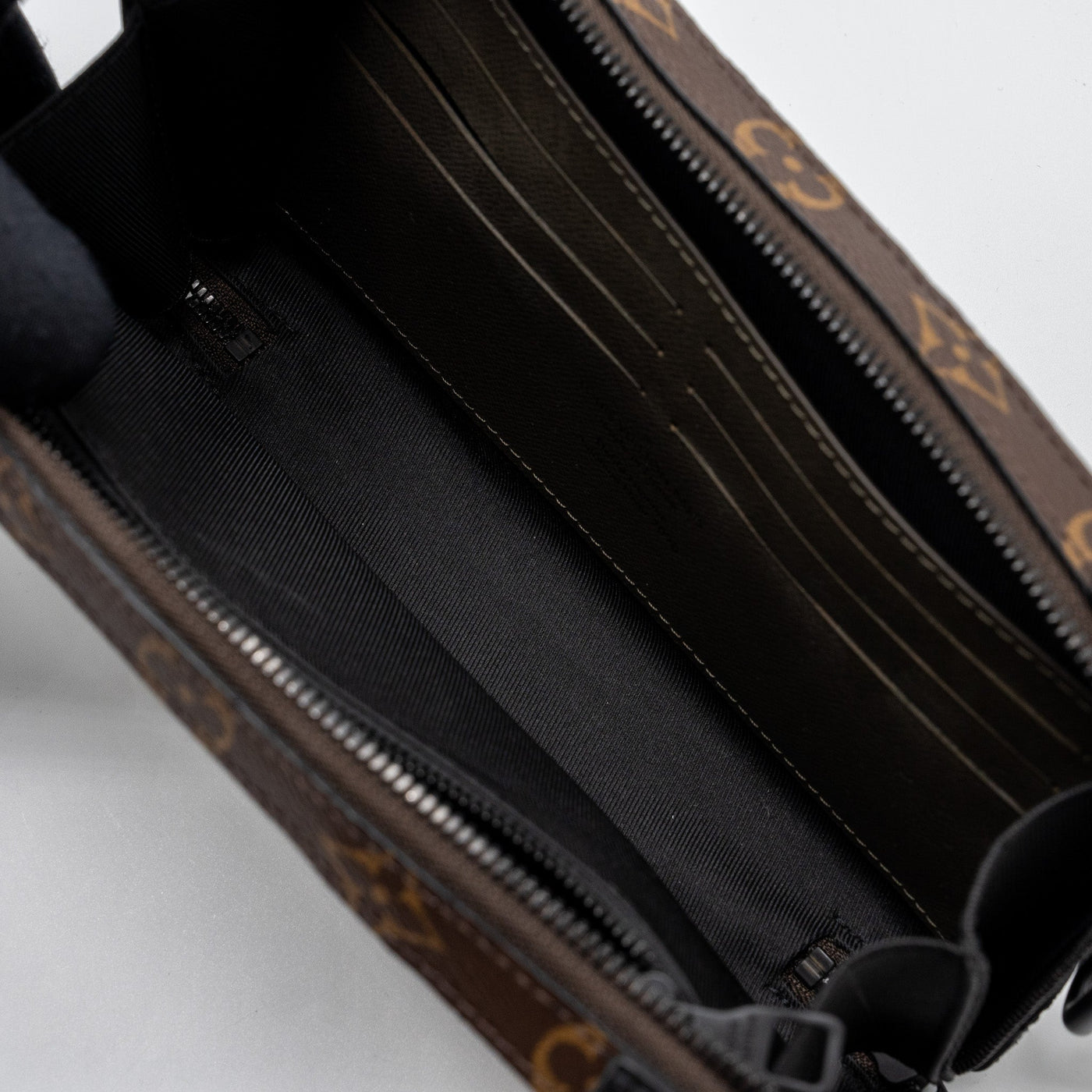 LOUIS VUITTON SOFT TRUNK WALLET TAIGA / MONOGRAM CANVAS KHAKI GREEN WITH BLACK HARDWARE