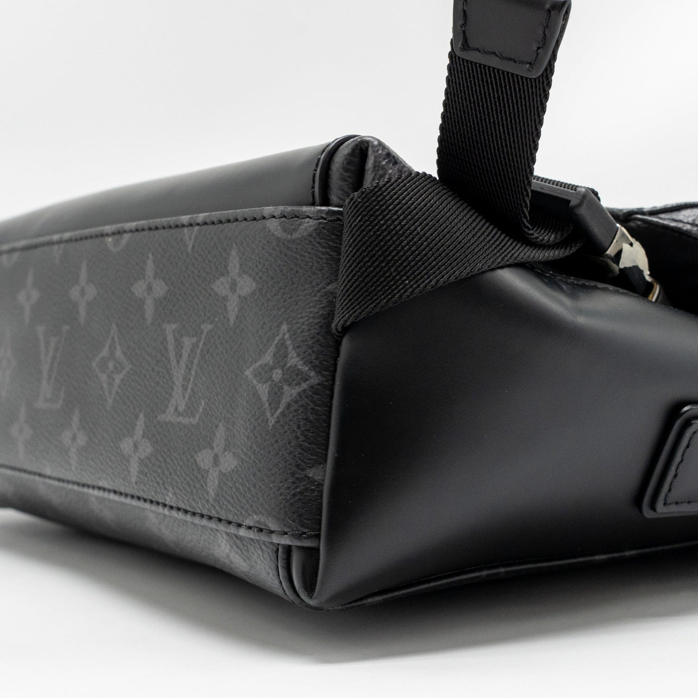 LOUIS VUITTON MESSENGER VOYAGER PM MONOGRAM CANVAS BLACK SHW