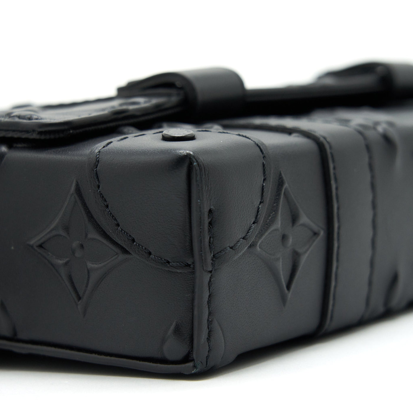 LOUIS VUITTON TRUNK SLINGBAG BLACK