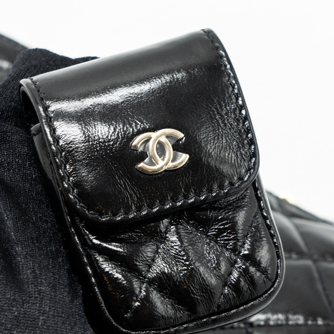 CHANEL 22A BACKPACK PATENT BLACK LGHW (MICROCHIP)