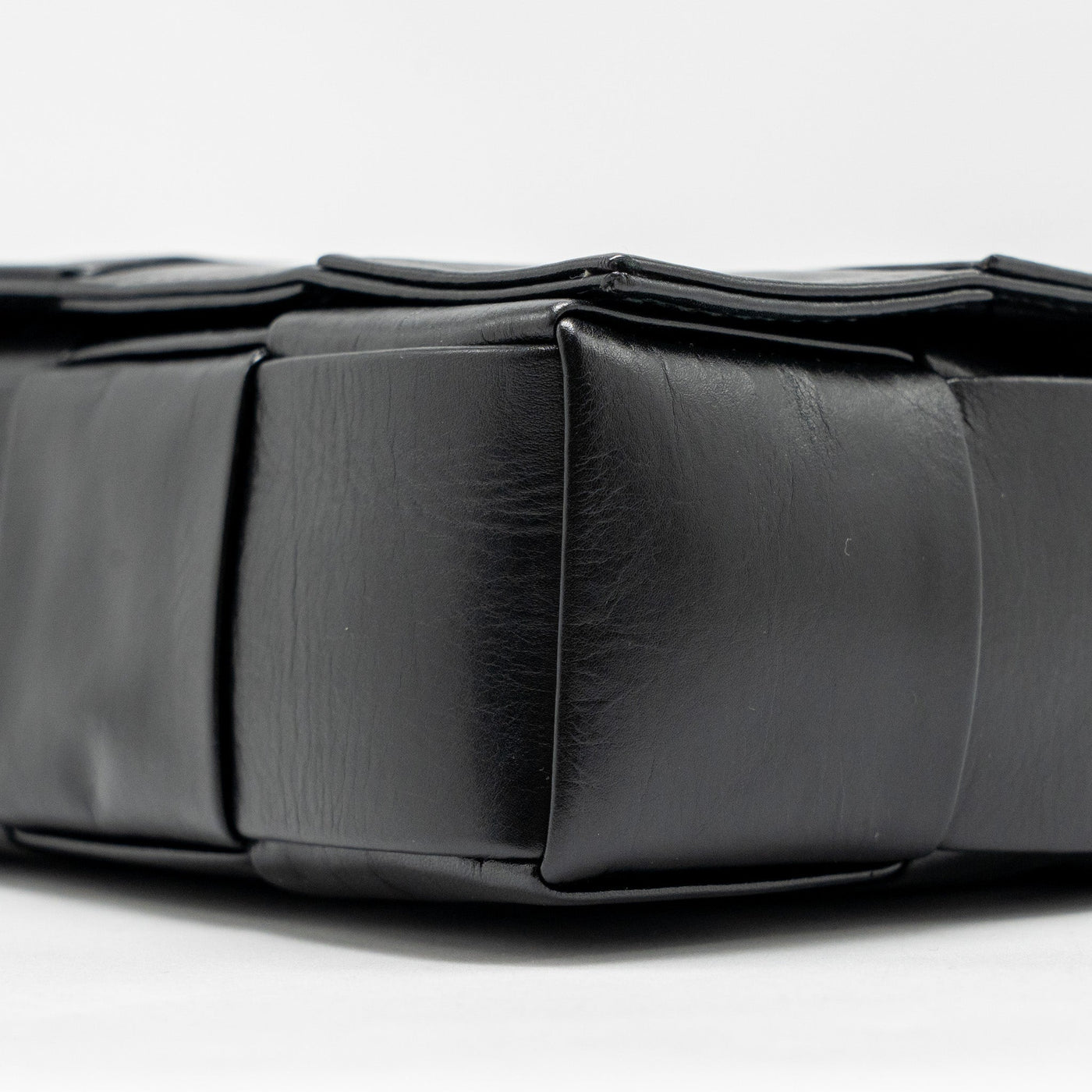 BOTTEGA VENETA CASSETTE MESSENGER BAG CALFSKIN BLACK SHW