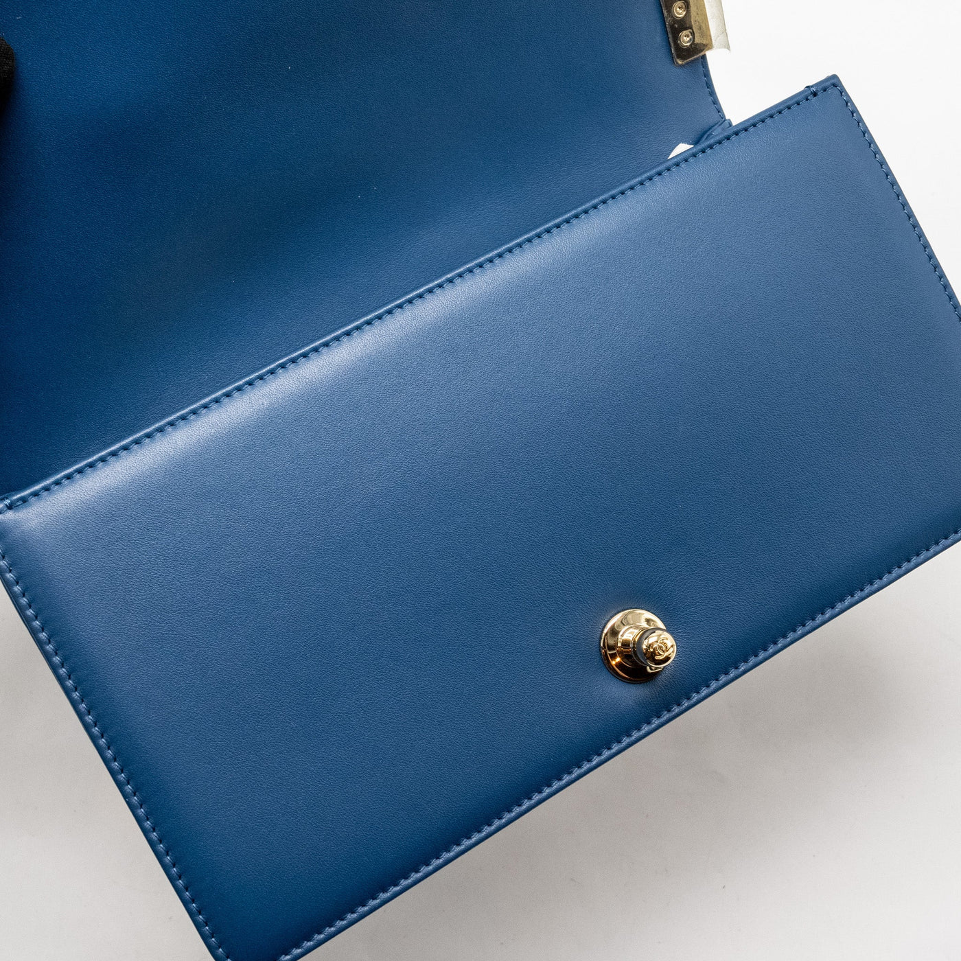 CHANEL MEDIUM CHEVRON BOY BAG CALFSKIN BLUE GHW