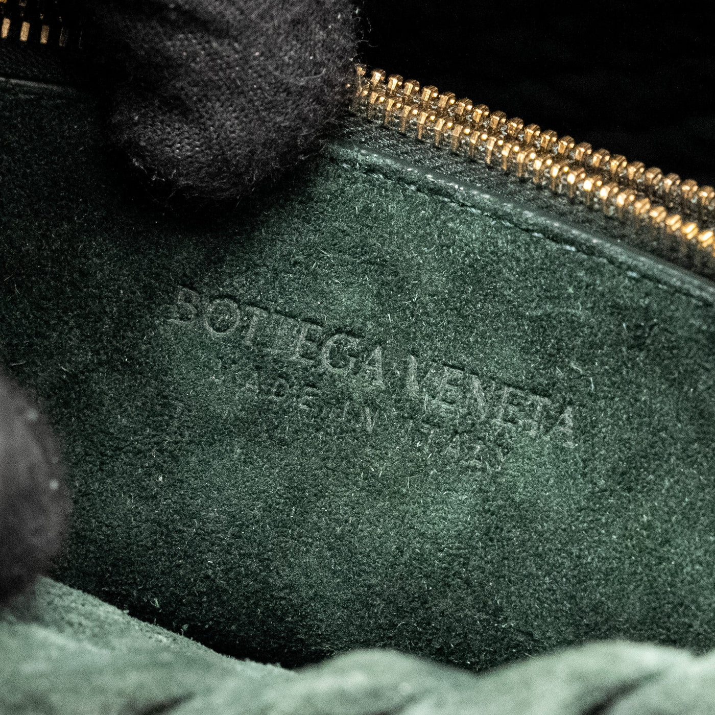 BOTTEGA VENETA COBBLE MESSENGER BAG INTRECCIATO-WOVEN PADDED SUEDE DARK GREEN GHW