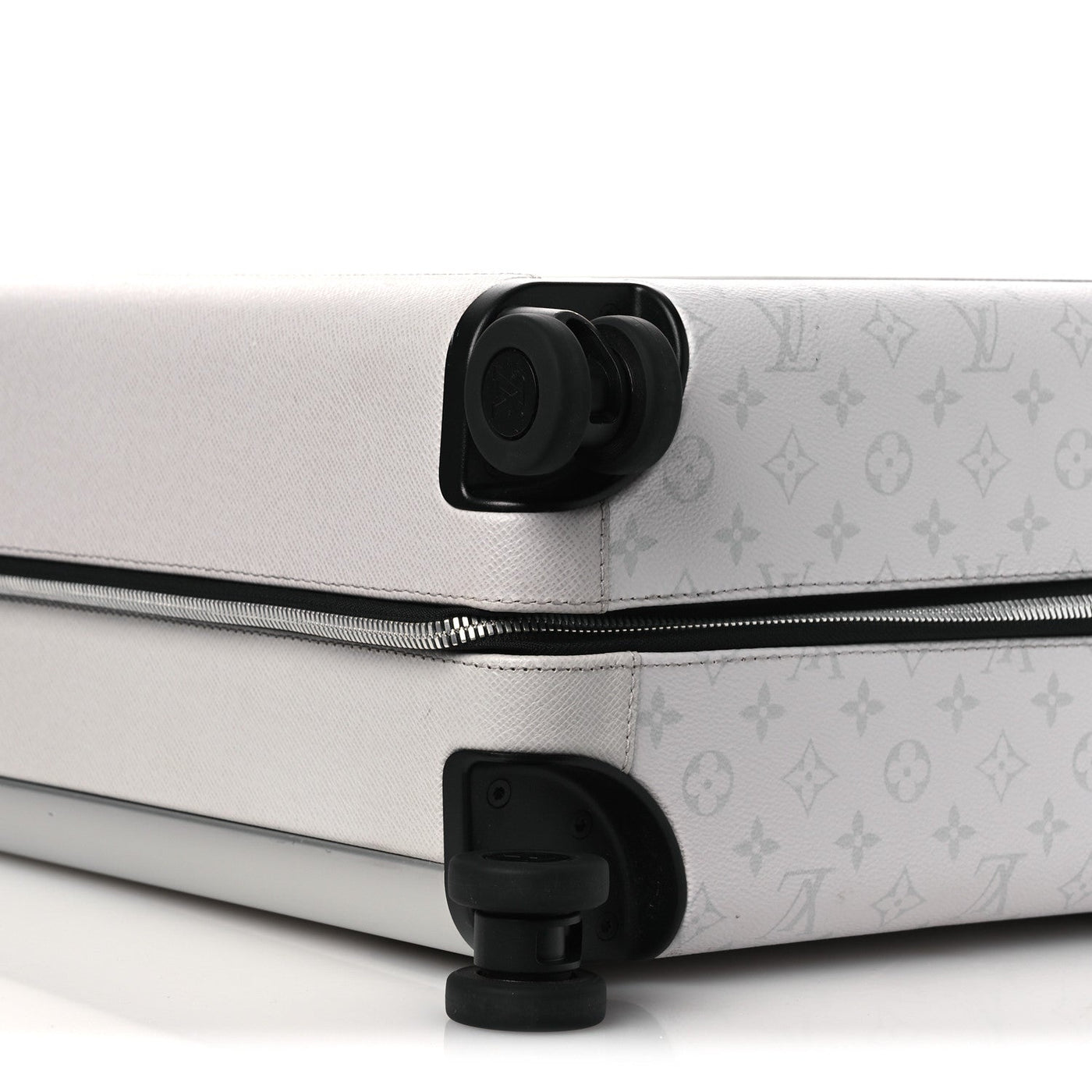 LOUIS VUITTON TAIGARAMA HORIZON 55 OPTIC WHITE